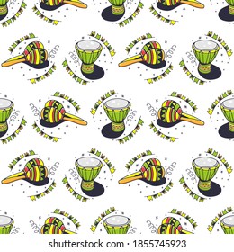 Afrikanische Trommeln und Maracas. Nahtloses Muster auf weißem Hintergrund. Cute Vektorgrafik.