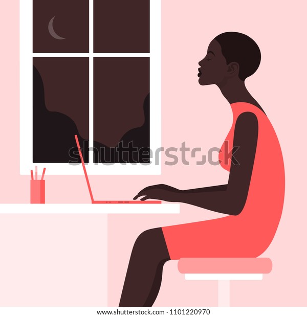アフリカ人の女の子は横向きに机に座っている ノートパソコンにテキストを入力する女性 夜働け ホームオフィス ベクターフラットイラスト のベクター画像素材 ロイヤリティフリー