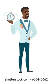 Noivo africano em um terno de casamento mostrando um despertador tocando. Comprimento total do noivo com um despertador. Noivo segurando um despertador. Ilustração de design plano vetorial isolada sobre fundo branco.