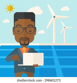 Un hombre africano con una laptop que usa el panel solar bajo el sol como electricidad eléctrica. Un estilo contemporáneo con paleta pastel, un fondo suave de tonos azules con nubes desaturadas. Diseño plano vectorial