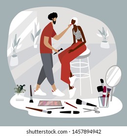 Homme africain - peintre de maquillage appliquant des cosmétiques sur un visage de modèle à peau foncée utilisant des pinceaux.Intérieur du salon de beauté. Procédures de beauté. Image vectorielle illustration à plat