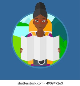 Ein afrikanischer Reisender mit Rucksack und Kamera, der sich die Karte ansieht. Frauen, die in Bergen reisen. Reisende, die nach der richtigen Richtung suchen. Vektorflache Design-Illustration im Kreis einzeln auf Hintergrund.