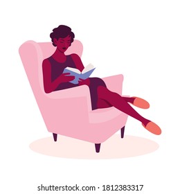 La mujer africana se sienta en un sillón y lee el libro. Ocio de la casa. Ilustración plana del vector