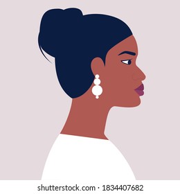 La cara de la mujer africana en perfil. Ilustración vectorial en un estilo plano