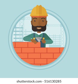 Albañil afroamericano con uniforme y sombrero duro. Lámina de ladrillo trabajando con una espátula y un ladrillo en mano en el sitio de construcción. Ilustración de diseño plana vectorial en el círculo aislado en el fondo.