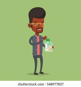 Un hombre de negocios afroamericano sosteniendo un frasco de dinero. Empresario sonriente ahorrando billetes en frasco de vidrio. Empresario poniendo dinero en un frasco de vidrio. Ilustración de diseño plana vectorial. Diseño cuadrado.