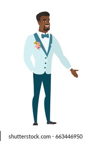 Noivo afro-americano com a mão no bolso. Comprimento completo do jovem noivo feliz em um terno de casamento segurando sua mão no bolso das calças. Ilustração de design plano vetorial isolada sobre fundo branco.