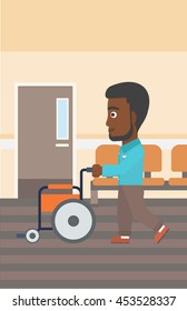 Un hombre afroamericano con la barba empujando una silla de ruedas vacía en el fondo del corredor del hospital. Ilustración de diseño plana vectorial. Diseño vertical.