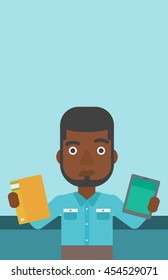 Un hombre afroamericano eligiendo entre una tablet y un libro de papel. Hombre sosteniendo un libro en una mano y una tableta en la otra. Ilustración de diseño plana vectorial. Diseño vertical.