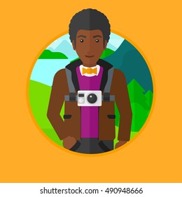 Un hombre afroamericano con una cámara digital en el pecho. Turista con una cámara digital en el fondo de las montañas. Ilustración de diseño plana vectorial en el círculo aislado en el fondo.