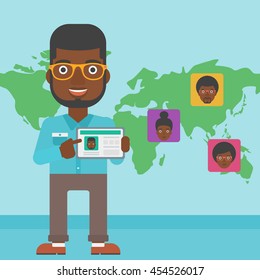 Un hombre afroamericano sosteniendo una tablet con perfil de usuario de redes sociales en una pantalla al fondo del mapa con avatares de redes sociales. Ilustración de diseño plana vectorial. Diseño cuadrado.