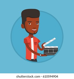 Hombre afroamericano trabajando con una tabla de planchar. Hombre sonriente sostiene un tablero abierto. Hombre sosteniendo tablero de película en blanco. Ilustración de diseño plana vectorial en el círculo aislado en el fondo.