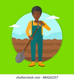 Homem afro-americano trabalhando em campo com pá. Agricultor de pé com pá em um fundo de campo arado. Homem arando campo. Ilustração de design plano vetorial no círculo isolado no plano de fundo.