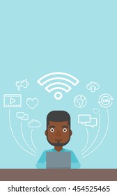Um homem afro-americano trabalhando em um laptop e em ícones de redes de computadores acima dele. Ilustração de design plano vetorial. Layout vertical.