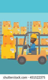 Un trabajador de almacén afroamericano cargando cajas de cartón. Conductor de elevación de horquilla en el trabajo en almacén. Trabajador de almacén conduciendo carretillas elevadoras en el almacén. Ilustración de diseño plana vectorial. Diseño vertical.