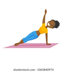 Mujer afroamericana sosteniendo una tabla lateral para el entrenamiento abdominal. Alegre deportista haciendo ejercicios abdominales sobre el tapete. Ilustración de dibujos animados de vectores aislados en fondo blanco. Diseño cuadrado.