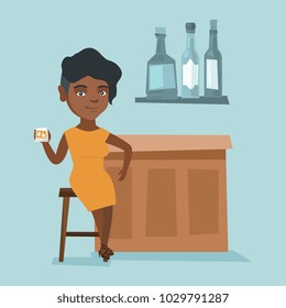 Mujer afroamericana sentada en el mostrador del bar y celebrando con alcohol. Joven mujer feliz relajándose en el bar con una copa de alcohol. Ilustración de dibujos animados. Diseño cuadrado.