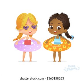 Niña afroamericana caucásica en traje de baño. Amigo infantil Relájese en verano en la fiesta de la piscina multirracial con anillo inflable. Carácter Chica Playa Aislado. Ilustración de vectores de caricaturas planos de vacaciones de cumpleaños.