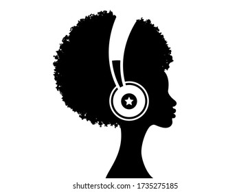 La muchacha africana escucha música en sus auriculares. Terapia musical. Perfil de una joven afroamericana. Vista lateral del avatar del músico. Ilustración plana del vector aislada en fondo blanco