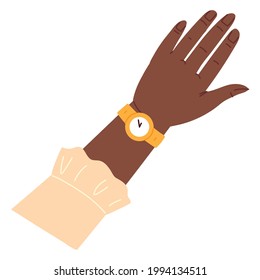 mano de afro con reloj aislado