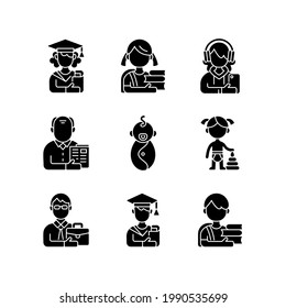 Alter und Geschlechterunterschiede schwarze Symbole auf weißem Raum. Weibliche und männliche Studentin. Schulmädchen und Schuljunge. Senior citizen. Preschooler. Silhouettensymbole. Vektorgrafik einzeln