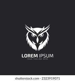 Diseño agresivo del logo de la lechuza, logo del cazador nocturno, logo de la ave.aislado en el fondo oscuro.