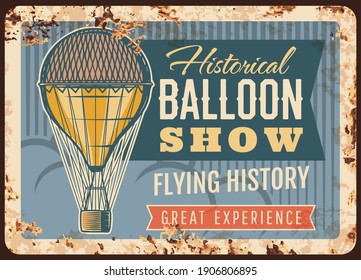 Luftballon zeigen rostige Metallplatte, Vintage-Rostzinn-Schild mit Aerostat in Himmel fliegen, Grunge Retro-Poster mit Luftballontransport, historische Veranstaltungseinladungskarte, Flugabenteuer