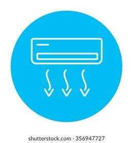 Icono de línea de aire acondicionado para web, móvil e infografía. Icono de blanco vector en el círculo azul claro aislado en fondo blanco.