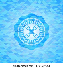 icono del dron de aire dentro del emblema azul cielo con fondo de estilo ecológico de mosaico