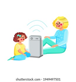 Limpieza Del Purificador De Aire Y Vector De Gadget De Humedecimiento. Mujer Y Niña Pequeña Sentada En El Suelo Cerca Del Purificador De Aire De Dispositivo Electrónico. Caracteres Madre E Hija Usan Equipo Ilustración De Dibujo Plano