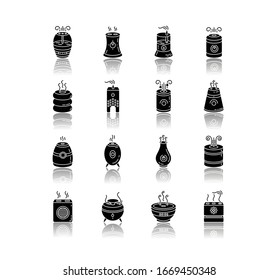Los purificadores de aire, humidificadores, ionizantes dejan caer los iconos de glifos negros en la sombra. Dispositivos de control del clima, electrodomésticos, reguladores de humedad interior. Ilustraciones vectoriales aisladas en el espacio blanco