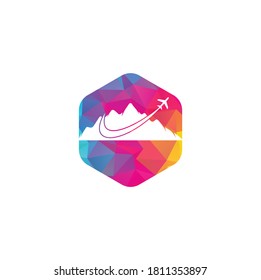 Diseño del logotipo del avión y del vector de montaña. Diseño del logotipo de viaje. logo de avión con montaña	