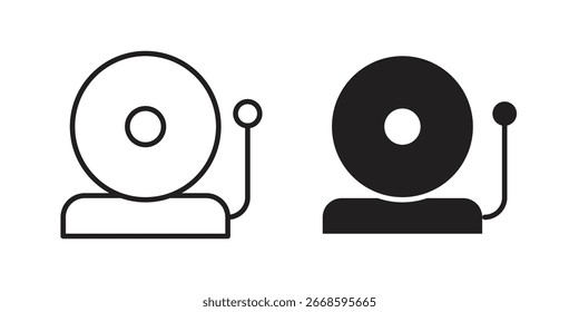 Iconos de la campana de alarma en línea y estilos sólidos aislados sobre fondo blanco