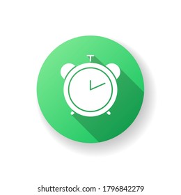 Icono de glifo de sombra larga de diseño plano de reloj de alarma. Reloj mecánico retro. Reloj de oficina. Horario analógico. Calendario de trabajo. Alerta matutina. Las flechas segunda y segunda hora. Ilustración de color RGB de silueta