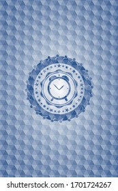 Wecker-Symbol in blauem Abzeichen mit geometrischem Hintergrund.