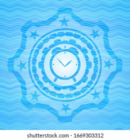 icono del reloj despertador dentro del emblema del concepto de agua.