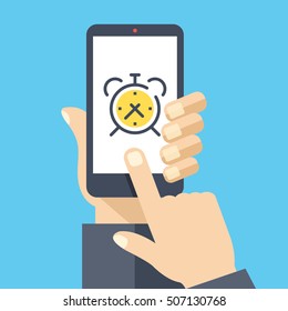 Despertador na tela do smartphone. Acorda aplicativo. Mão segurando smartphone, dedo tela de toque. Conceito moderno para banners web, sites, infográficos. Ilustração vetorial de design plano criativo