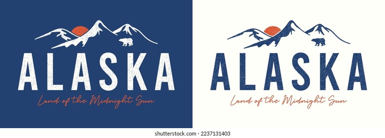 Diseño de camisetas de Alaska con montañas, oso y sol. Gráficos de tipografía para camiseta de eslogan. Prendas de vestir del estado de Alaska impresas con grano. Ilustración vectorial.