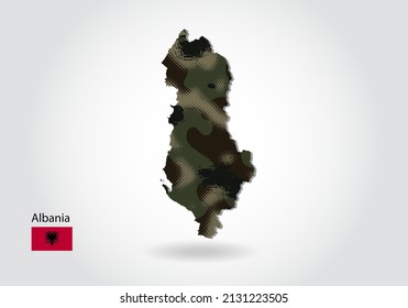 mapa albania con patrón de camuflaje, textura verde de bosque en el mapa. Concepto militar para el ejército, los soldados y la guerra. escudo de armas, bandera.