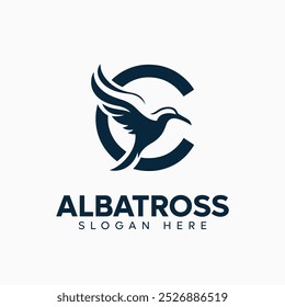 Diseño de la letra C de la Plantilla del logotipo de Albatros con alas voladoras en vista lateral con Elementos del mar