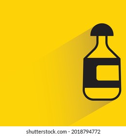 botella de alcohol con sombra sobre fondo amarillo