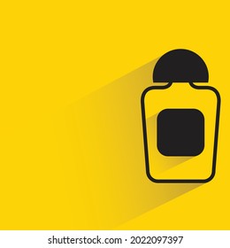 botella de alcohol con sombra sobre fondo amarillo