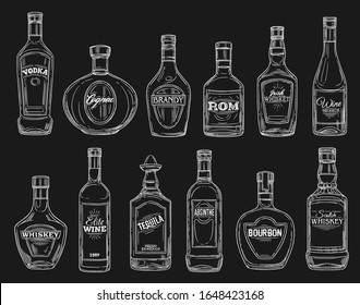 Los bocetos de la botella de alcohol en la pizarra. Vector de vino, vodka y whisky, tequila, coñac y brandy, absinthe, bourbon y ron, bebidas espirituosas de bar, restaurante y licor de diseño