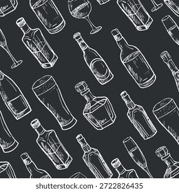 Alkoholgetränke nahtloses Muster mit Flaschen und Glas in weißer Pinselstrichtextur, einzeln auf weiß. Handgezeichnete Vektorskizze in Vintage-Holzkohletinte. Stangendesign, Verpackung, Druck.