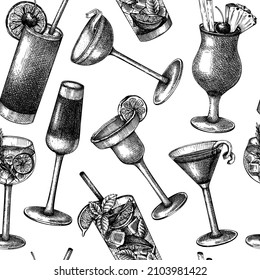 Alcoholic cocktails seamless pattern. Hand-sketched alcoholic drinks glasses background. Popular alcohol cocktails backdrop for bar or restaurant menu isolated on white background. Vintage bar design.