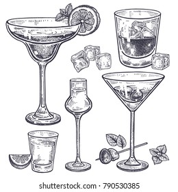 Jogo de bebidas alcoólicas. Margarita, uísque, tequila, vodka e vermute em copos, gelo, azeitonas, hortelã, limão. Isolado em fundo branco. Preto e branco. Vintage. Desenho à mão. Ilustração vetorial.