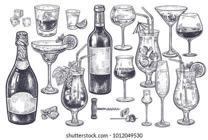 Jogo de bebidas alcoólicas. Desenho à mão vintage. Garrafas com vinho e champanhe, copos, cocktails, bebidas, fatias de gelo e saca-rolhas. Imagem preta isolada no fundo branco. Ilustração vetorial.