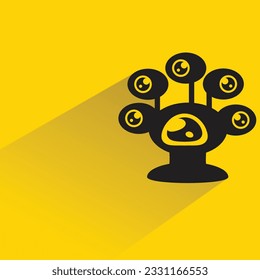 monstruo alienígena con sombra sobre fondo amarillo