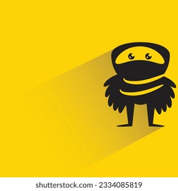alien y monstruo con sombra en el fondo amarillo