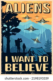 Ausländer UFO Vintage Poster bunter Touristen beobachten mysteriöse Gäste aus dem All auf rund fliegenden Untertassen mit Martianern Vektorgrafik